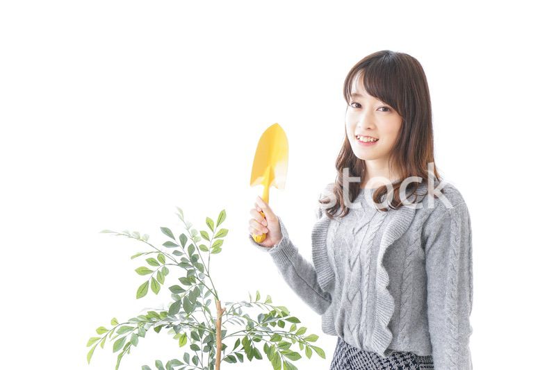 ガーデニングをする女性