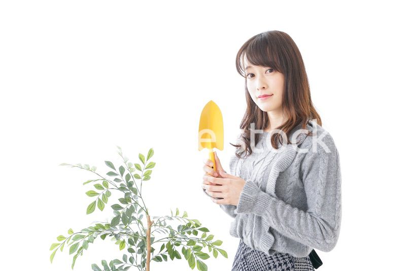 ガーデニングをする女性