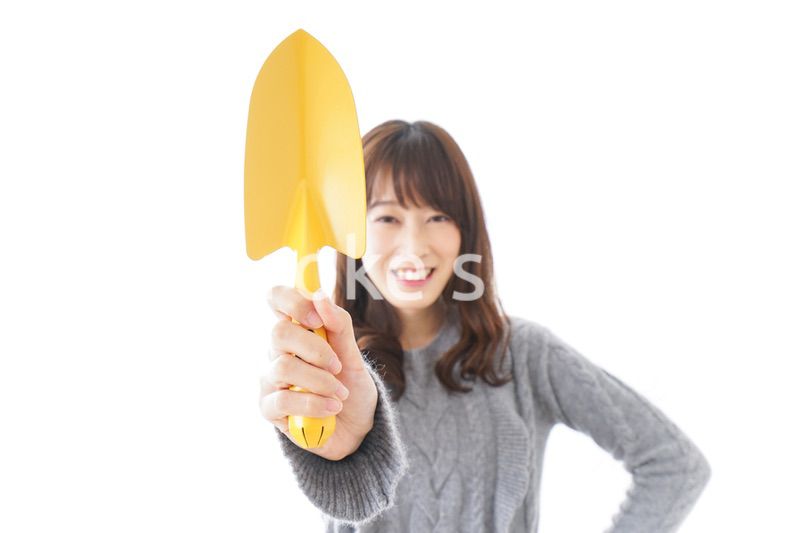 ガーデニングをする女性