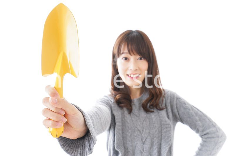 ガーデニングをする女性