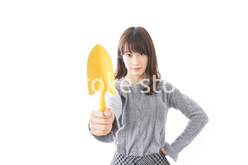 ガーデニングをする女性