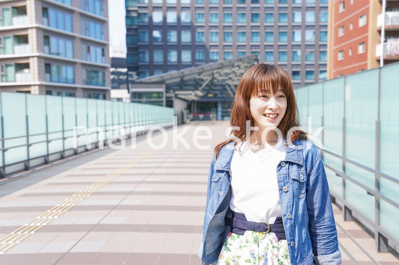 外でデートする女性