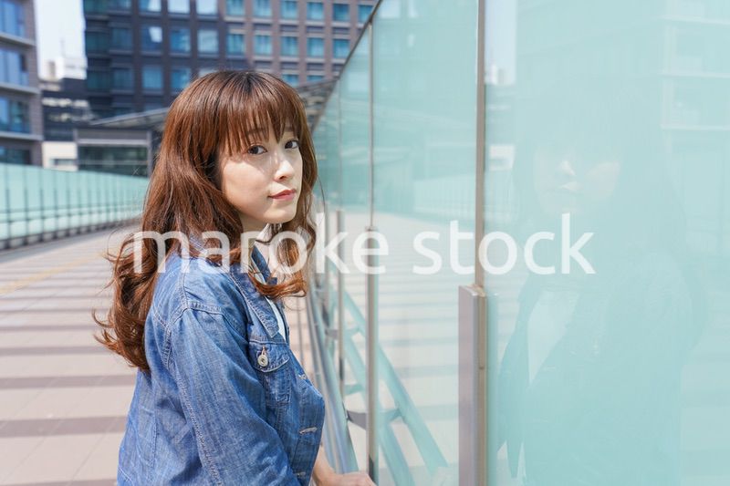 外でデートする女性