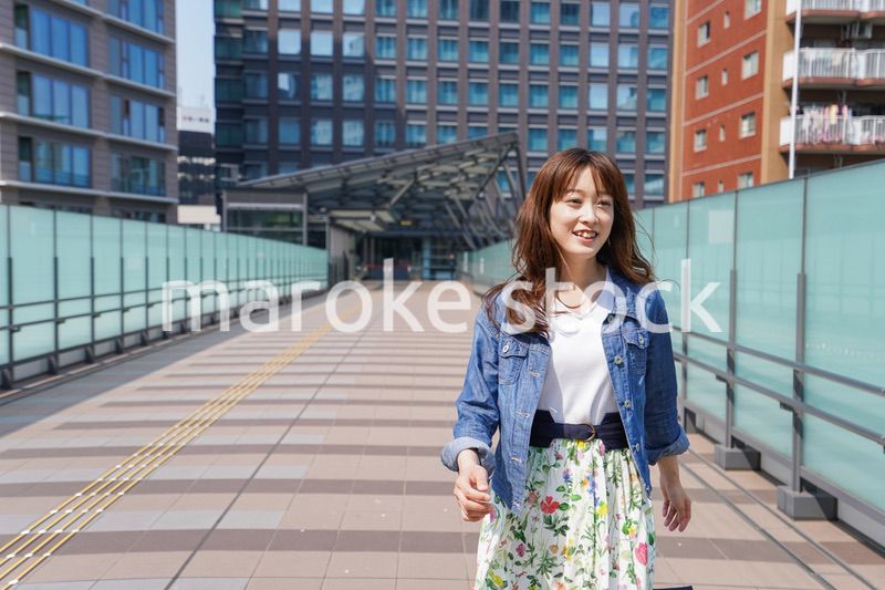 外でデートする女性