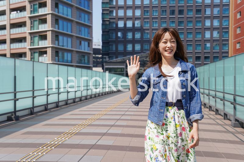 外でデートする女性