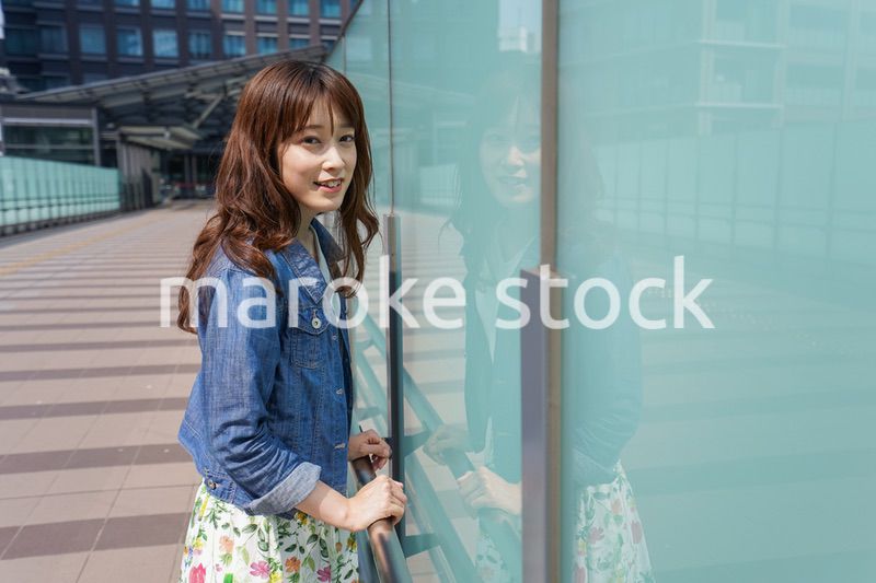 外でデートする女性