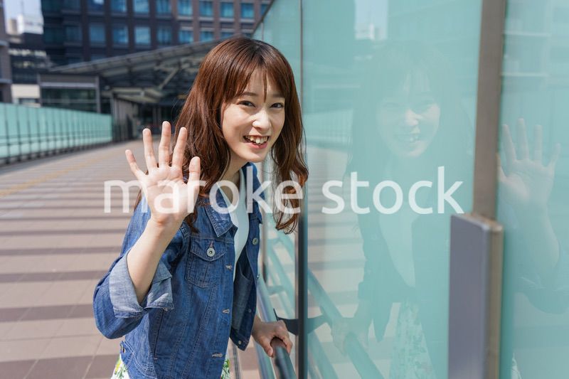 外でデートする女性