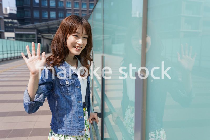 外でデートする女性