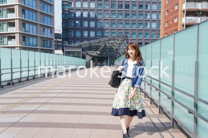 外でデートする女性