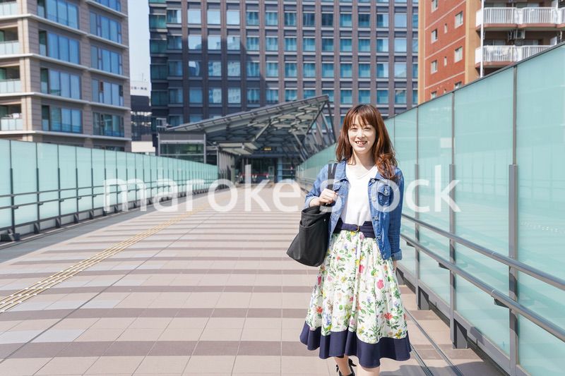 外でデートする女性