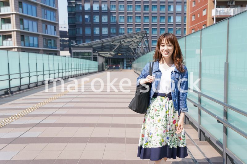 外でデートする女性