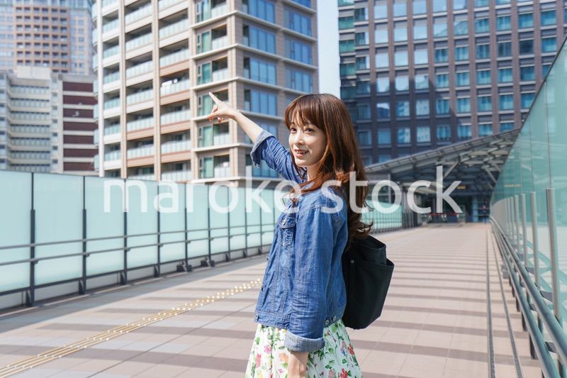 外でデートする女性