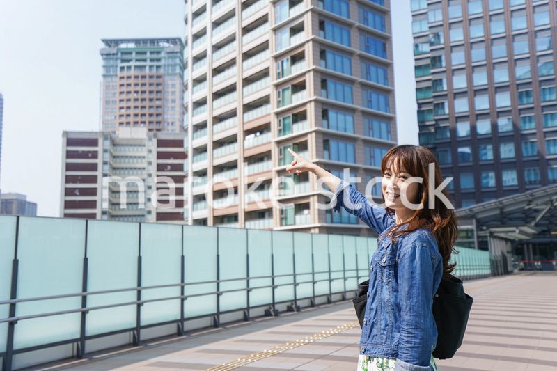 外でデートする女性