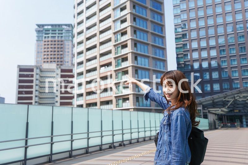 外でデートする女性