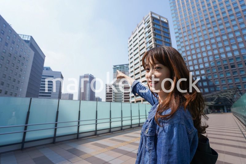 外でデートする女性