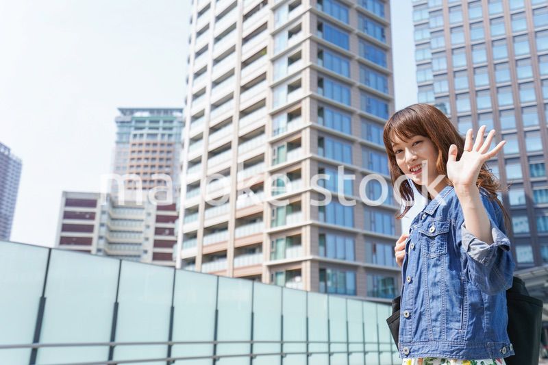 外でデートする女性