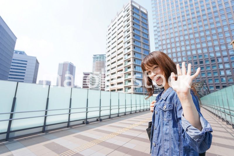 外でデートする女性