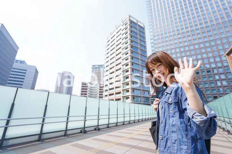 外でデートする女性