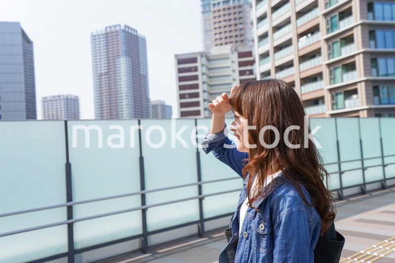 外でデートする女性