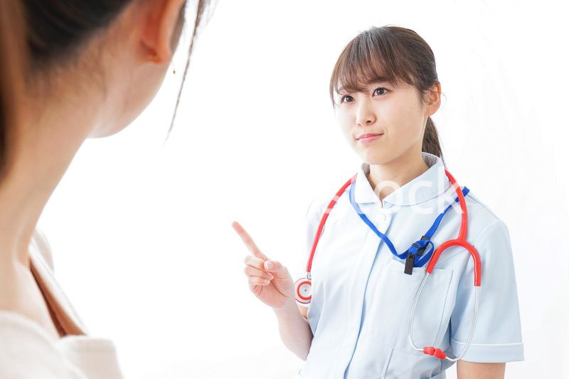 病気の治療をする女性