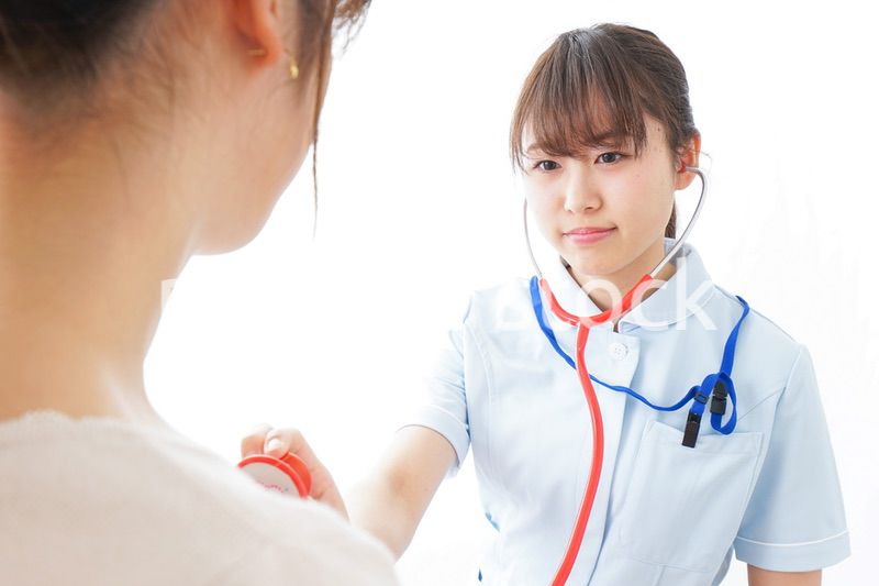 病気の治療をする女性