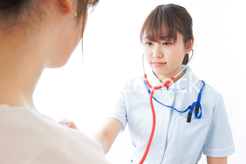 病気の治療をする女性