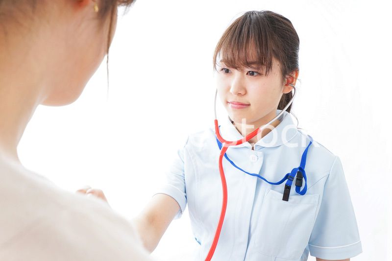 病気の治療をする女性