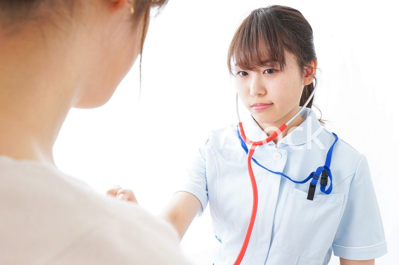 病気の治療をする女性