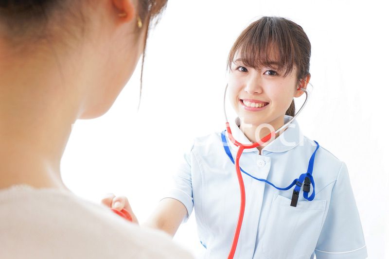 病気の治療をする女性