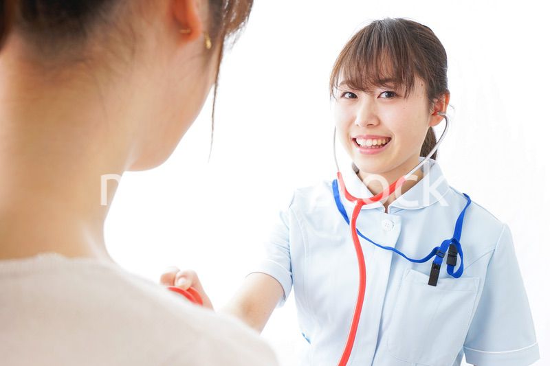 病気の治療をする女性