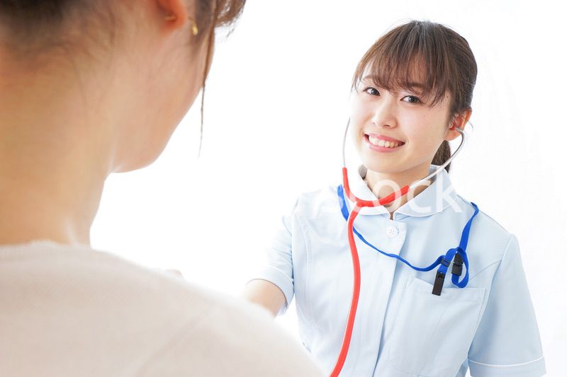 病気の治療をする女性