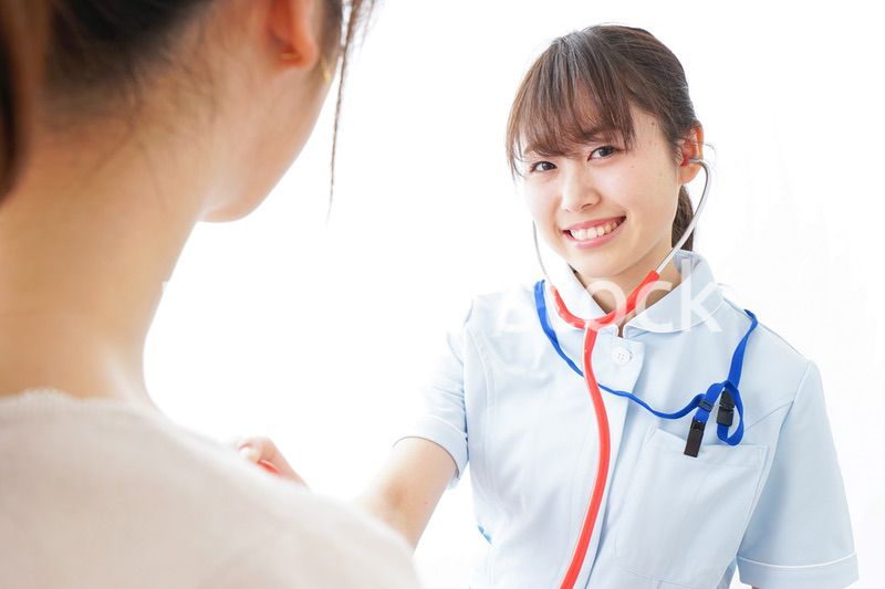 病気の治療をする女性