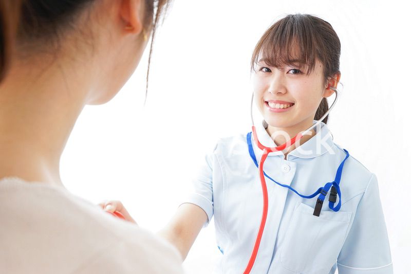 病気の治療をする女性