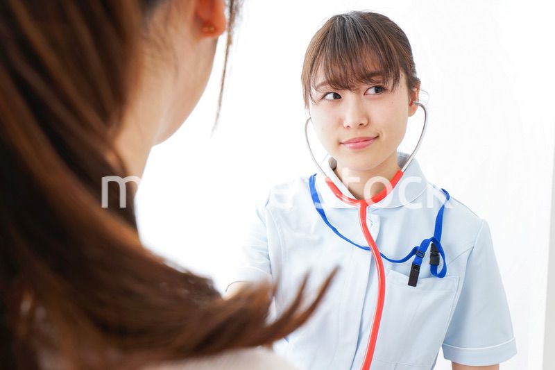 病気の治療をする女性