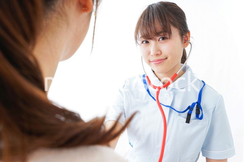 病気の治療をする女性