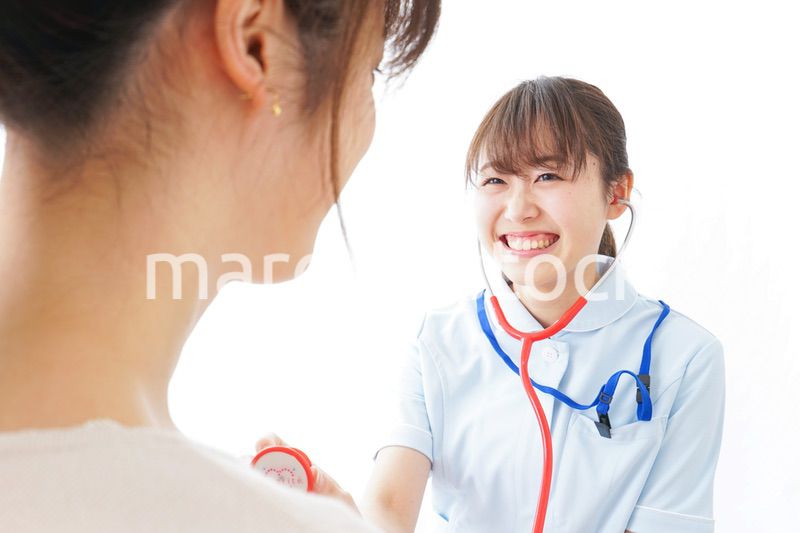 病気の治療をする女性