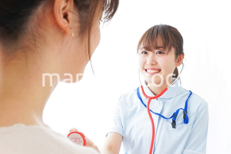 病気の治療をする女性