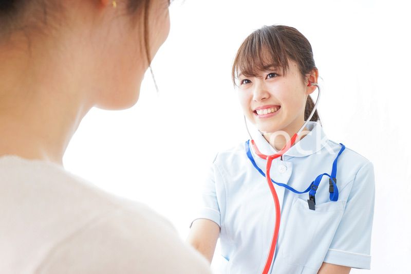 病気の治療をする女性