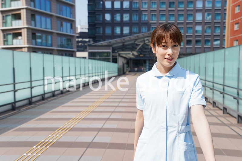 外を歩く看護師