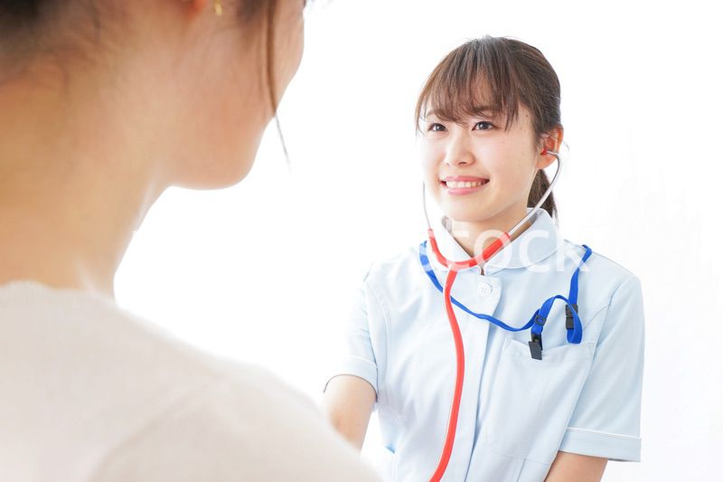 病気の治療をする女性