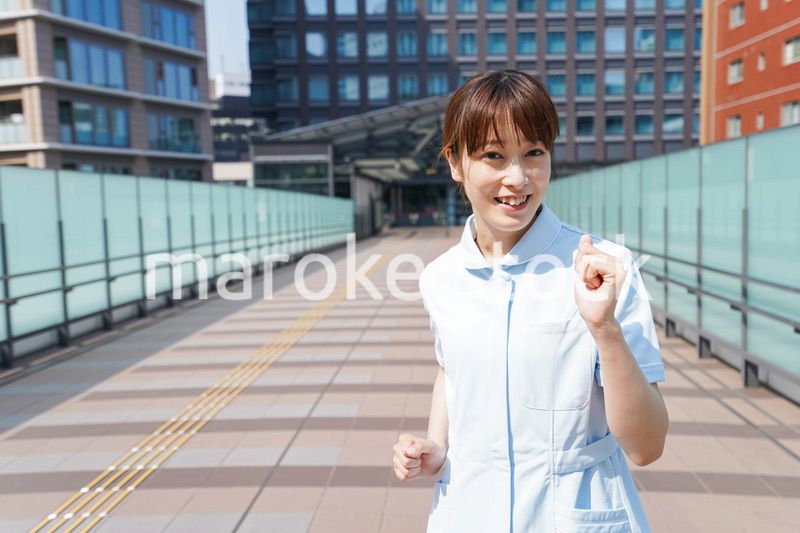 外を歩く看護師