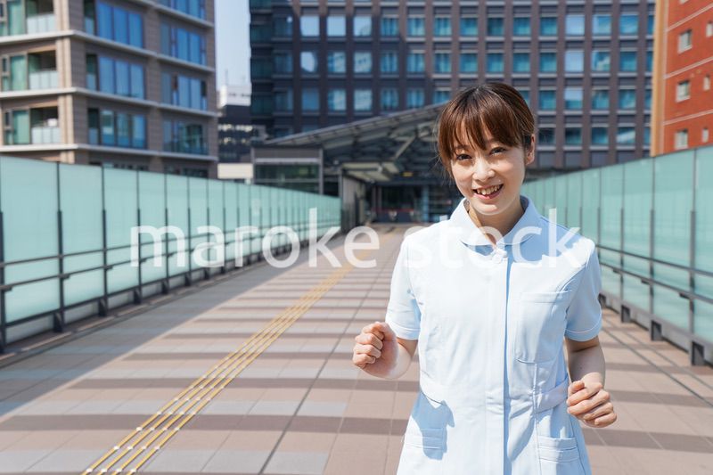 外を歩く看護師