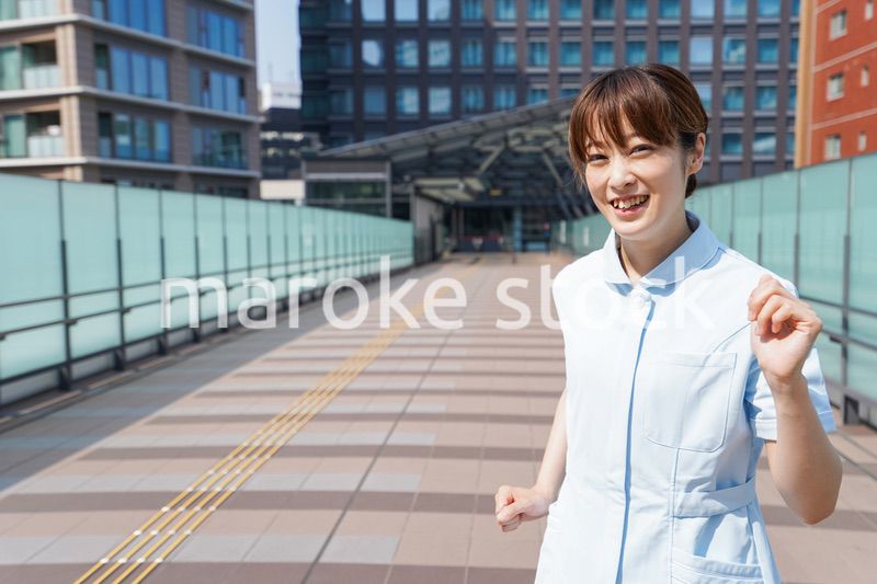 外を歩く看護師