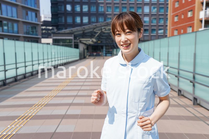 外を歩く看護師