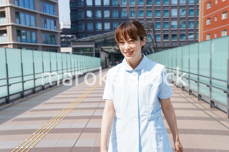 外を歩く看護師