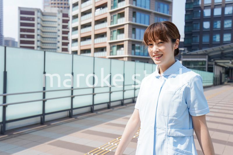 外を歩く看護師