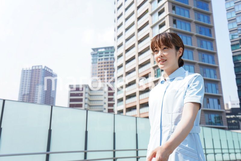 外を歩く看護師