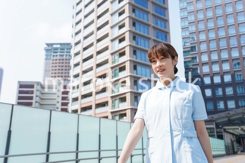 外を歩く看護師