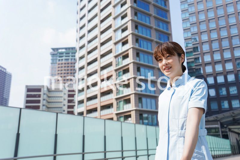 外を歩く看護師