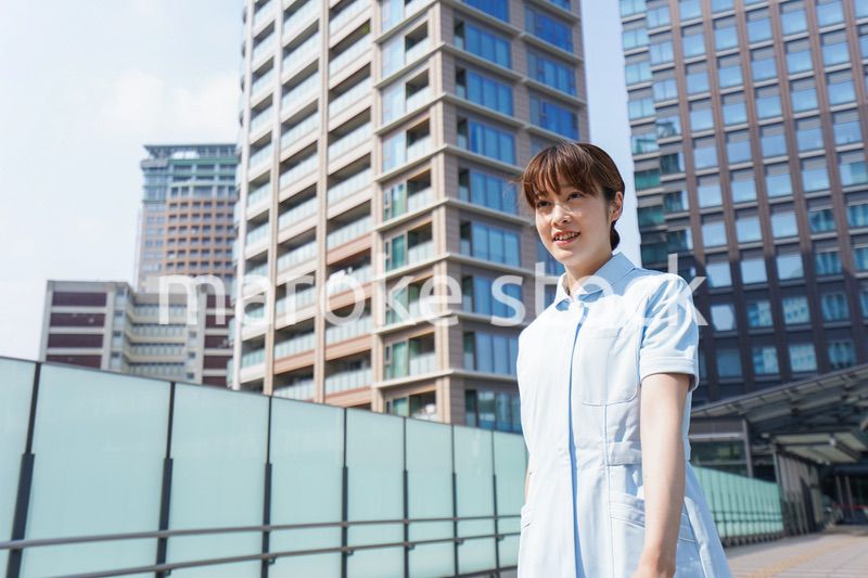 外を歩く看護師